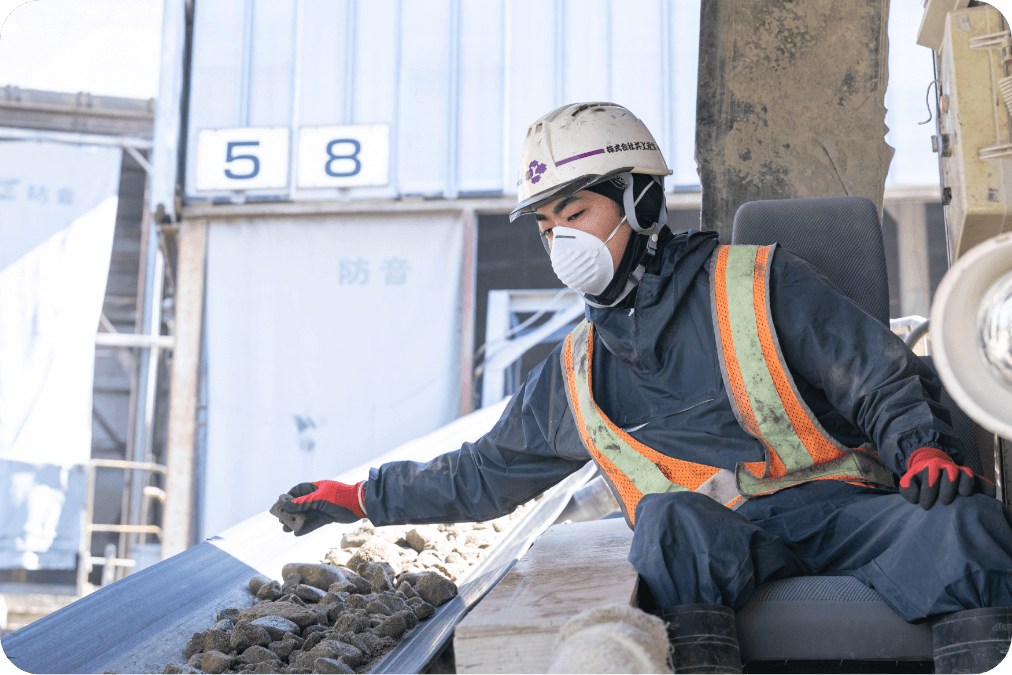 働く作業員の写真