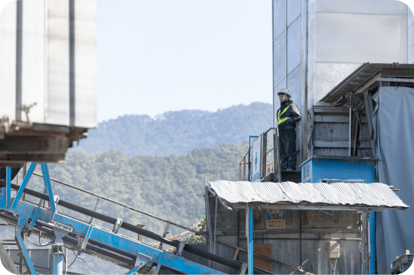 働く作業員の写真